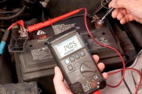 Comment tester sa batterie de voiture et l’alternateur avec un multimètre ?