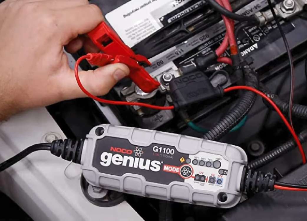 Matos08-Recharge d'une batterie 12V sans entretien directement dans la  voiture avec un chargeur 